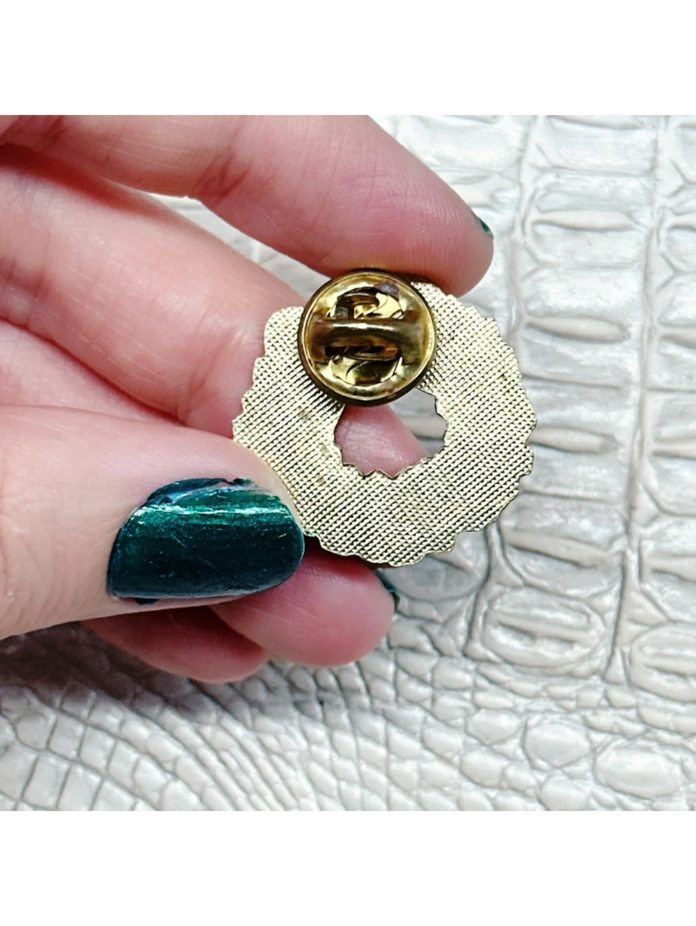 6246mc. Dainty Christmas Resin Wreath Brooch - Picture 2 of 5